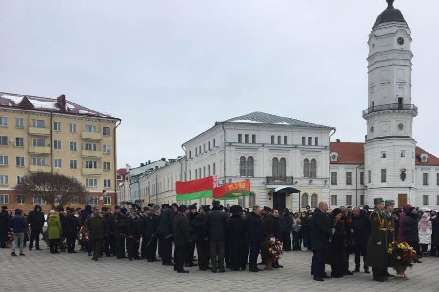 Возложение цветов к Вечному огню