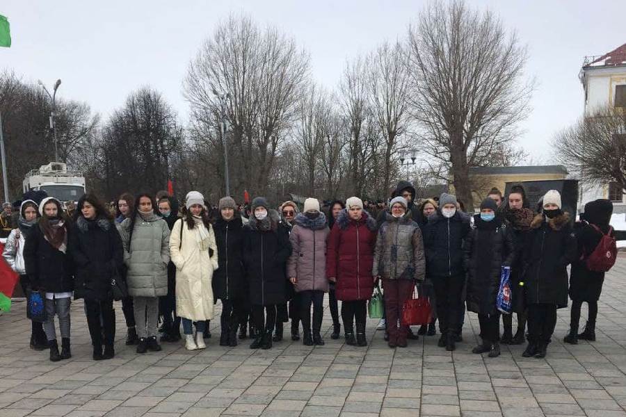 Возложение цветов к Вечному огню