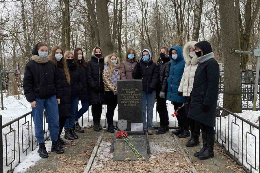 Возложение цветов к Вечному огню